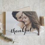 Cartão De Agradecimento Casamento com Fotografia Moderna e Agradável<br><div class="desc">Mostre sua apreciação em estilo com nosso elegante e personalizável cartões de agradecimentos de casamento fotográfico, destacando a palavra "grato" na impressionante caligrafia moderna. Esta carta combina lindamente toques pessoais com design sofisticado, fazer a forma perfeita de expressar sua gratidão aos seus convidados. Personalize a placa com sua mensagem de...</div>