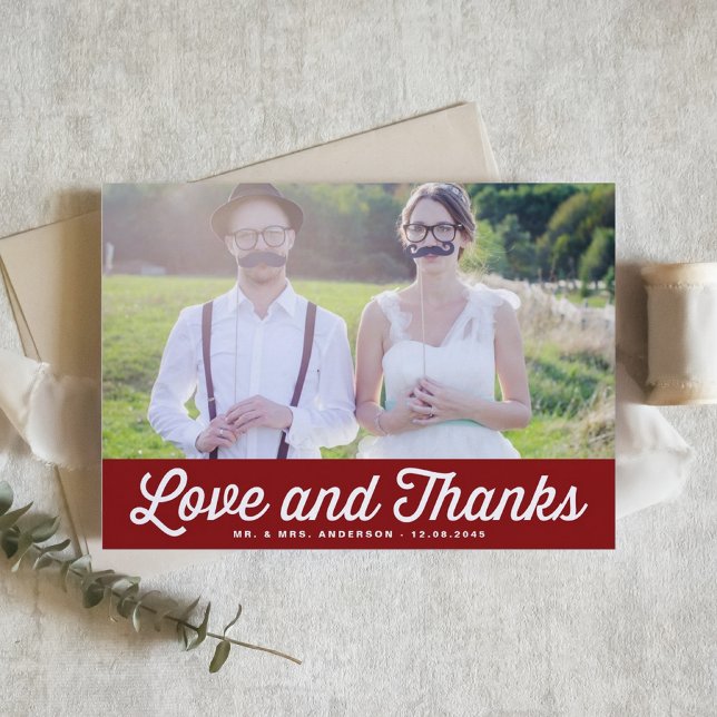 Cartão De Agradecimento Casamento com Fotos Retroativas de Amor e Obrigado (Love and Thanks Retro Script Photo Wedding Thank You Card | Customizable Red Thank You Card)