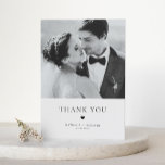 Cartão De Agradecimento Casamento da Tipografia Negra Moderna Elegância Ob<br><div class="desc">Cartões de agradecimentos de Casamento da Tipografia Negra de Elegância Moderna | Envie obrigados para a família e amigos por fazerem parte do vosso dia especial com este cartões de agradecimentos de casamento personalizável. Apresenta tipografia minimalista com ilustração cardíaca. Coloque sua foto favorita de casamento na frente do cartão e...</div>