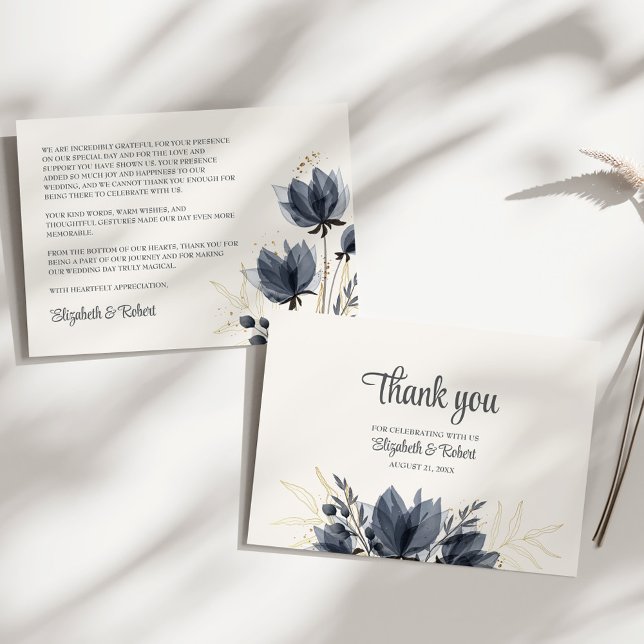 Cartão De Agradecimento Casamento das Flores de Cinza (Gentle Gray Flowers Wedding Thank You Card on a sunny white table.)