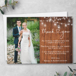 Cartão De Agradecimento Casamento das Luzes do Coração da Madeira<br><div class="desc">Roteiro de Caligrafia Na moda moderna com Bride do Coração e Cartões de agradecimentos de Foto de Casamento de Groom - Madeira de País Russo com Luzes de Cordas de Jar Mason</div>