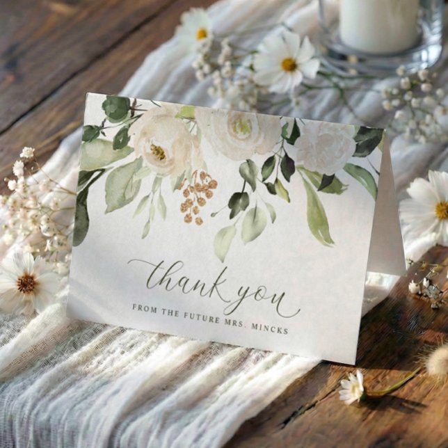 Cartão De Agradecimento Casamento de Chás de panela das Flores Brancas Ele (Elegant script bridal shower thank you cards with watercolor greenery and white florals)