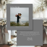 Cartão De Agradecimento Casamento de Cinzas Minimalistas e Amor<br><div class="desc">Este simples casamento de agradecimentos a vocês, cartões, apresenta uma design minimalista com sua foto em um fundo de cinza. A legenda justificada à esquerda na frente lê Amor e Obrigados, com seus nomes justificados logo abaixo dando ao cartão um olhar moderno e simétrico. As costas têm espaço para uma...</div>