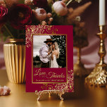 Cartão De Agradecimento Casamento de Elegante Burgundy & Chic Love & Obrig<br><div class="desc">Estes belos casamentos de burlões, marões ou tinto de vinho e cor de ouro agradecem-lhe as cartas que apresentam a sua fotografia num quadro de ouro de folha falsa rodeado de ornamentados e espirais. A legenda diz: Amor e Obrigados, com seus nomes abaixo. Simples, na moda, e elegante, este cartões...</div>