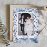 Cartão De Agradecimento Casamento de Folhagem Romântica Blue Watercolor<br><div class="desc">Casamento De Folhagem Romântica Azul - Cor De Água - Obrigado Cartão Dobrado | Envie obrigados para a família e amigos por fazerem parte do seu casamento com este cartões de agradecimentos de fotos personalizável. Apresenta ilustrações de cor da água azul-esbranquiçada de folhas e flores. Este cartões de agradecimentos de...</div>