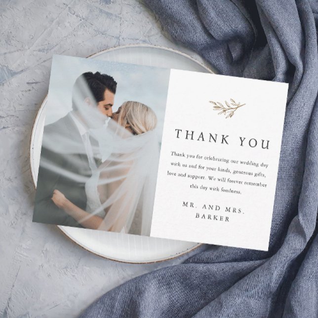 Cartão De Agradecimento Casamento de Foto de Ramificação Dourada Simples (Elegant simple wedding photo thank you card with minimal greenery leaves gold branch detail.)