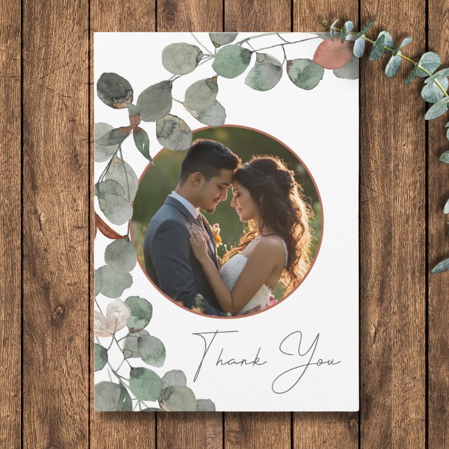 Cartão De Agradecimento Casamento de Foto Eucalyptus Vermelhos Mínimo (Minimal Rust Green Eucalyptus Wreath Photo Wedding Thank You Card)