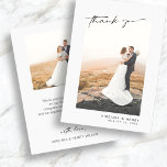 Cartão De Agradecimento Casamento de Foto Moderno<br><div class="desc">Este cartões de agradecimentos moderno e chic apresenta um elegante script com letras manuais 'obrigado você' na frente. Personalize facilmente as costas com um obrigado que você envia para sua família e amigos.</div>