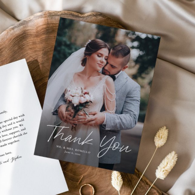 Cartão De Agradecimento Casamento de Foto Simples Rótulo Moderno (Simple handwritten script wedding photo thank you cards.)