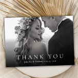 Cartão De Agradecimento Casamento de Fotografia Branca e Preta da Tipograf<br><div class="desc">Cartões de agradecimentos de Casamento de Foto em Preto e Branco Uma Tipografia Minimalista Moderna. Simples obrigado de casamento você modelo com uma foto horizontal de cheio na frente com o texto "Obrigado" sobre a cobertura da tipografia serif na foto.No lado inverso, uma mensagem de obrigado pré-feita. Facilmente personalizar seu...</div>