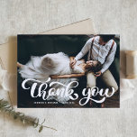 Cartão De Agradecimento Casamento de Fotografia com Script Retro Branca<br><div class="desc">Cartões de agradecimentos de Casamento de Fotos do Script Retro Branco | Envie obrigados aos seus convidados por fazerem parte do seu dia especial com este obrigado fotográfico personalizável,  com uma placa simples. Apresenta a escrita retrô e a tipografia simples. Isso será perfeito para casamentos,  graduações e muito mais.</div>