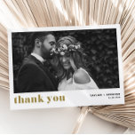 Cartão De Agradecimento Casamento de Fotografia com Tipografia Dourada Ret<br><div class="desc">Cartões de agradecimentos Dourado de Casamento com Fotografia Típica Trorofônica | Este obrigado fotográfico personalizável que a sua placa plana apresenta um retrato dourado da tipografia em negrito. É perfeito para uma variedade de eventos, como casamentos e graduações. Personalize adicionando suas fotos horizontais favoritas. Está também disponível como cartão postal...</div>