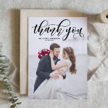 Cartão De Agradecimento Casamento de Fotografia da Caligrafia Negra<br><div class="desc">Elegante,  na moda e carta vertical branca para obrigado seus convidados por fazer parte do dia do seu casamento. Este obrigado personalizável que você faz o cartão-postal apresenta uma camada negra de caligrafia moderna. Este design também está disponível em outras placas.</div>
