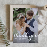 Cartão De Agradecimento Casamento de Fotografia de Cláudio Moderno Branco<br><div class="desc">Envie obrigados para a família e amigos com este cartões de agradecimentos de fotos personalizável. Apresenta uma tipografia moderna e um padrão verde editável. Personalize adicionando sua foto e detalhes. Este cartões de agradecimentos fotográfico é perfeito para casamentos,  graduações,  aniversários e outros eventos.</div>