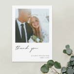 Cartão De Agradecimento Casamento de Fotografia Moderna Simples<br><div class="desc">Este simples modelo na moda de cartões de agradecimentos de casamento, simples e moderno, apresenta 'obrigado você' em preto em uma escrita moderna e relaxada em letras minúsculas. Esta parte 'obrigado você' do design é uma imagem e não pode ser editada. Mas você pode mudar a cor, a fonte ou...</div>