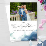 Cartão De Agradecimento Casamento de Fotografia por Aquarela Celestial Ele<br><div class="desc">Obrigado seus hóspedes com este elegante cartões de agradecimentos fotográfico de Casamento com a frase "Amor e Gratidão" em delicada caligrafia manuscrita moderna. Design com dois modelos de fotos, um na frente e outro na parte traseira. Capacidade de adicionar no verso uma mensagem "impressa" - OU - deixe o vazio...</div>