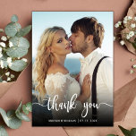 Cartão De Agradecimento Casamento de Fotografias com Script de Sobreposiçã<br><div class="desc">A Mão Simples Moderna E Elegante Deixou Cartões de agradecimentos Fotográfico De Casamento. Obrigado de casamento do Na moda moderno, modelo de cartão postal com uma foto vertical do cheio na frente, com o texto de sobreposição "Obrigado" em uma letra de script de tipografia escrita à mão, em branco, na...</div>