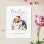 Cartão De Agradecimento Casamento de Fotografias com Script Elegante Moder<br><div class="desc">Este simples obrigado de casamento de fotos quentes, seu modelo de cartão plano apresenta um design limpo e moderno. Você pode mudar a forma para preferencialmentes afiadas do que cantos arredondados se preferir, pois ambos parecem funcionar bem com este design! Escolhemos um roteiro na moda moderno para "obrigado você" na...</div>