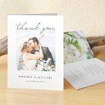 Cartão De Agradecimento Casamento de Fotografias com Script Moderno Elegan<br><div class="desc">Este simples cartões de agradecimentos de casamento de fotos chic apresenta um design moderno e nítido. Escolhemos um roteiro na moda moderno para "obrigado você" na frente. Nós posicionamos esta parte do design para que ela flua para o topo da sua foto. Nossa amostra de foto funciona bem com esse...</div>