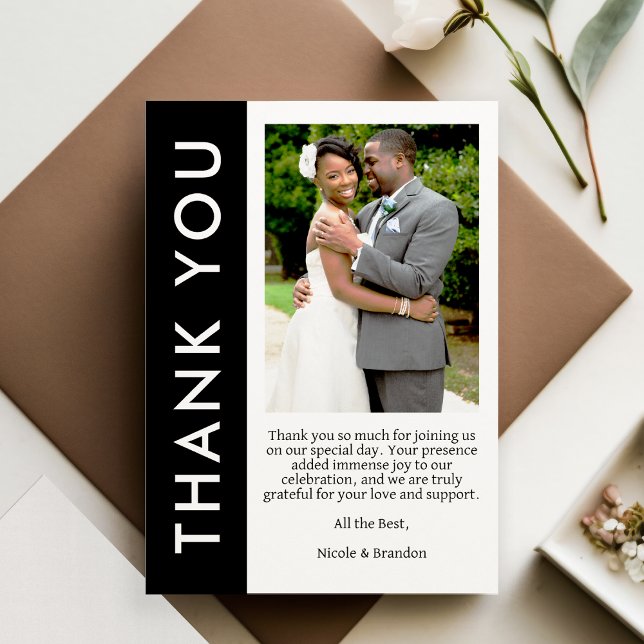 Cartão De Agradecimento Casamento de Fotografias com Stripe Lateral Preta  (Black & White Side Stripe Photo Wedding Thank You Card)