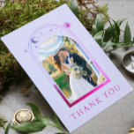 Cartão De Agradecimento Casamento de Fotografias da Estrela Solar Rosa-Ros<br><div class="desc">Lavanda Mística Chic Rosa Sun Moon Stars Astronomy Space Foto Casamento Celestial Obrigado Cartões mostra o sol, a lua e as estrelas com um quadro rosa e roxo ao redor da sua foto favorita em um fundo de lavanda pastel. No verso, adicione a mensagem do seu obrigado personalizado e uma...</div>