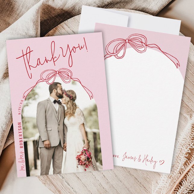 Cartão De Agradecimento Casamento de Fotografias de Arco PINK Desenhado Mo (Pink and Red quirky whimsical modern coquette bow arch frame wedding photo Mr & Mrs thank you card)