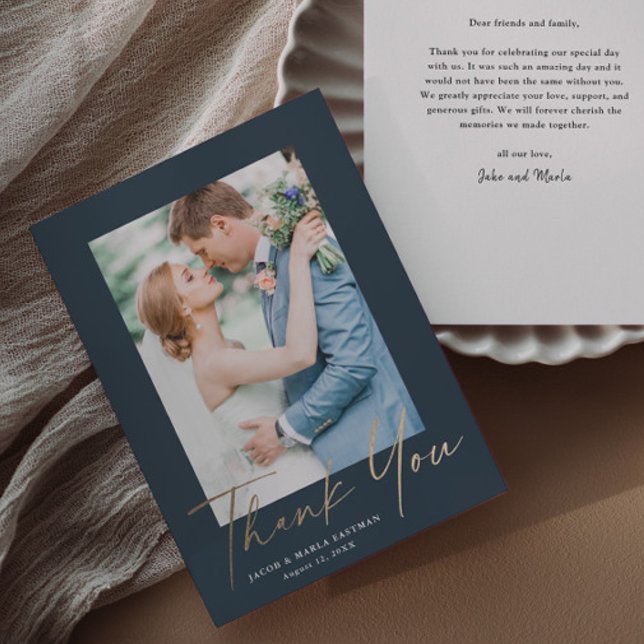 Cartão De Agradecimento Casamento de Fotografias Dourado (Elegant gold script wedding photo thank you cards.)