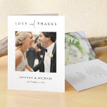 Cartão De Agradecimento Casamento de Fotografias Elegante Simples<br><div class="desc">Este simples modelo de cartões de agradecimentos de casamento de fotos personalizadas apresenta um design moderno, elegante, minimalista. A frente apresenta sua foto favorita, seus nomes e uma mensagem 'AMOR e OBRIGADOS veiculados com uma combinação impressionante de duas fontes distintas, com 'e' em um script luminoso e fluente entre o...</div>