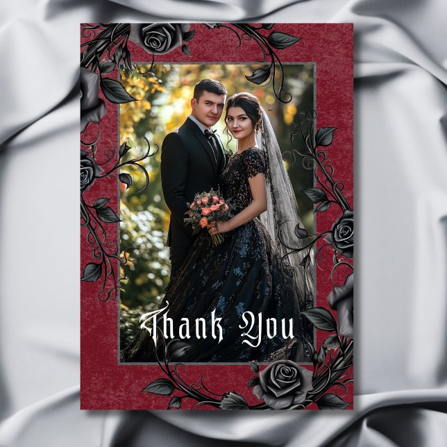 Cartão De Agradecimento Casamento de Fotografias Gótico Black Raven & Rosa (Gothic Black Raven & Roses Burgundy Photo Wedding Thank You Card)