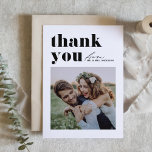 Cartão De Agradecimento Casamento de Fotografias Modernas com Tipografia R<br><div class="desc">Envie uma apreciação sincera com nosso cartões de agradecimentos personalizável de casamento fotográfico, projetado para misturar lindamente a tipografia ousada retrógrada com um elegante roteiro manuscrito. Este cartão oferece uma forma única e na moda para expressar sua gratidão aos convidados que celebraram seu dia especial. Personalize sem esforço o cartão...</div>