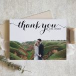 Cartão De Agradecimento Casamento de Fotografias Modernas da Caligrafia Ne<br><div class="desc">Cartões de agradecimentos de fotos | Família obrigado e amigos por fazerem parte do vosso dia especial com este cartões de agradecimentos de casamento personalizável. Este cartões de agradecimentos fotográfico apresenta caligrafia moderna. Personalize adicionando seus detalhes. Este cartões de agradecimentos de casamento fotográfico está disponível em outro estoque de papelão....</div>