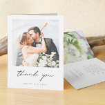 Cartão De Agradecimento Casamento de Fotografias Personalizadas de Script<br><div class="desc">Este simples modelo de cartões de agradecimentos de casamento de fotos chic apresenta um design moderno e nítido. Escolhemos um roteiro moderno de preto para "obrigado você" na frente. Esta parte do design não pode ser alterada. Mas você pode mudar a cor e a fonte de qualquer outro texto para...</div>