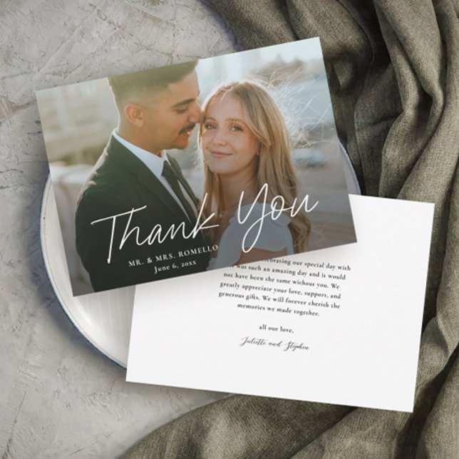 Cartão De Agradecimento Casamento de Fotografias Simples com Script Modern (Modern script typography simple wedding photo thank you card.)