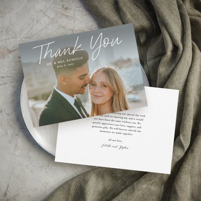 Cartão De Agradecimento Casamento de Fotografias Simples com Script Modern (Modern script typography simple wedding photo thank you card.)