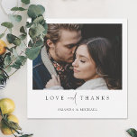 Cartão De Agradecimento Casamento de Fotografias Simples Elegante Moderno<br><div class="desc">Este simples modelo de cartões de agradecimentos de casamento de fotos personalizadas apresenta um design moderno, elegante, minimalista. Verifique em nossa loja uma versão retangular deste design em várias cores de texto também! A frente apresenta seus primeiros nomes sob sua foto favorita e uma mensagem 'AMOR e OBRIGADOS veiculados com...</div>