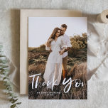 Cartão De Agradecimento Casamento de Fotografias Verticais com Letra de Mã<br><div class="desc">Envie obrigados aos seus convidados com este cartões de agradecimentos de fotos,  com letra russa. Ele apresenta uma bela escrita de pincel e uma simples tipografia. Este cartões de agradecimentos fotográfico será perfeito para casamentos,  graduações e muito mais. Personalize adicionando seus nomes e sua foto favorita.</div>