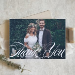 Cartão De Agradecimento Casamento de Fotos Brancas Flourish, Script Elegan<br><div class="desc">Cartões de agradecimentos De Casamento De Fotos Brancas Floreado De Script Elegante | Envie obrigados para a família e amigos por fazerem parte do seu dia especial com este cartões de agradecimentos personalizável. Ele apresenta uma cobertura de script "obrigado você" com o padrão de deco de arte. Você pode personalizar...</div>