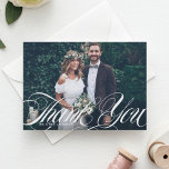 Cartão De Agradecimento Casamento de Fotos Brancas Flourish, Script Elegan<br><div class="desc">Cartões de agradecimentos De Casamento De Fotos Brancas Floreado De Script Elegante | Envie obrigados para a família e amigos por fazerem parte do seu dia especial com este obrigado personalizável, com a sua placa plana. Ele apresenta uma cobertura de script "obrigado você" com o padrão de deco de arte....</div>