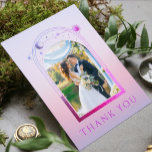 Cartão De Agradecimento Casamento de Fotos de Estrelas Rosa-Rosa-Rosa-Sol<br><div class="desc">Casamento Místico do Espaço Celestial da Lua Rosa-Rosa-Sol Mística Obrigado Cartões apresentam um sol rosa e roxo, lua e estrelas ao redor da sua foto favorita em um fundo solar pastel da praia. No verso, adicione a mensagem do seu obrigado personalizado e uma imagem adicional. Personalize editando o texto nas...</div>