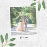 Cartão De Agradecimento Casamento de Fotos Elegante Minimalista<br><div class="desc">Um obrigado minimalista com a tipografia escrita à mão "obrigado-te" com uma elegante fonte sofisticada que pode ser facilmente personalizada com o teu nome,  juntamente com a tua fotografia de casamento.</div>
