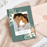 Cartão De Agradecimento Casamento de Fotos Tropical Floral Obrigado<br><div class="desc">Expresse sua gratidão em estilo com este Cartões de agradecimentos de Casamento de Fotos Tropicais, maravilhosamente projetado. Com folhas tropicais verdes e vibrantes sotaques florais, este cartão irradia vibrações quentes em ilhas, fazer a forma perfeita de obrigado para seus entes queridos por compartilhar seu dia especial. A frente e o...</div>
