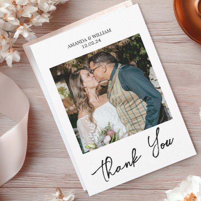 Cartão De Agradecimento Casamento de Roteiro Simples (Modern Wedding Photo Thank You Card)