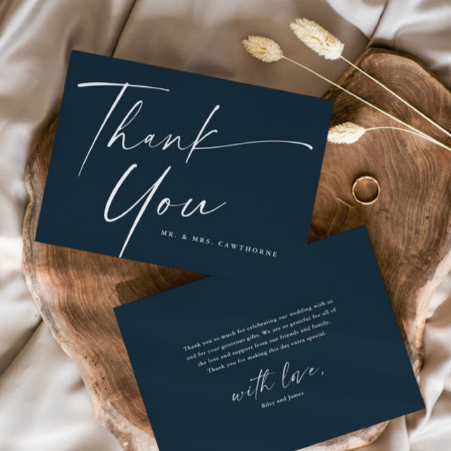 Cartão De Agradecimento Casamento de Script Elegante Moderno (Simple Modern handwritten Script Dark Navy Blue Wedding Thank You Card.)
