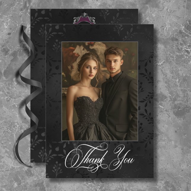Cartão De Agradecimento Casamento de Vinho Satin Damask Negro Negro Escuro (Dark Gothic Black Floral Satin Damask Wine Wedding Thank You Card)