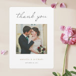 Cartão De Agradecimento Casamento Dourado Minimalista Simples e Preto<br><div class="desc">Este simples obrigado de casamento de fotos quentes, seu modelo de cartão plano apresenta um design limpo e moderno. Você pode mudar a forma para preferencialmentes afiadas do que cantos arredondados se preferir, pois ambos parecem funcionar bem com este design! Escolhemos um roteiro na moda moderno para "obrigado você" na...</div>