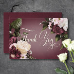 Cartão De Agradecimento Casamento Floral de Cream Blur e Borgonha Escura<br><div class="desc">Entra num reino de elegância refinada com o nosso cartão floral escuro e moderno de detalhes do casamento. Concebido para cativar os sentidos, este convite apresenta um fundo arrojado impressionante, adornado com uma rotura espantosa de ricas rosas de burgundy e creme, hífenes de cinzas de lavanda pálidas e outros florais...</div>