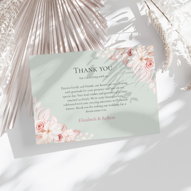 Cartão De Agradecimento Casamento Floral de Sage Green e Pink (Sage Green and Pink Floral Wedding Thank You Card on a sunny table with white dry botanicals)