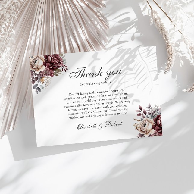 Cartão De Agradecimento Casamento Floral Elegante Burgundy Boho (Elegant Burgundy Boho Floral Wedding Thank You Card on a sunny table with boho white botanicals)