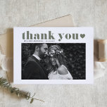 Cartão De Agradecimento Casamento Fotográfico com Taupe Verde Retro Negrit<br><div class="desc">Expresse sua gratidão em estilo com nosso cartões de agradecimentos personalizável de casamento fotográfico, apresentando a tipografia retrô em verde esticado. Este design boho combina nostalgia com um toque moderno, fazer a maneira perfeita de obrigado seus convidados por compartilhar em seu dia especial. Personalize adicionando seus detalhes. Torne os seus...</div>