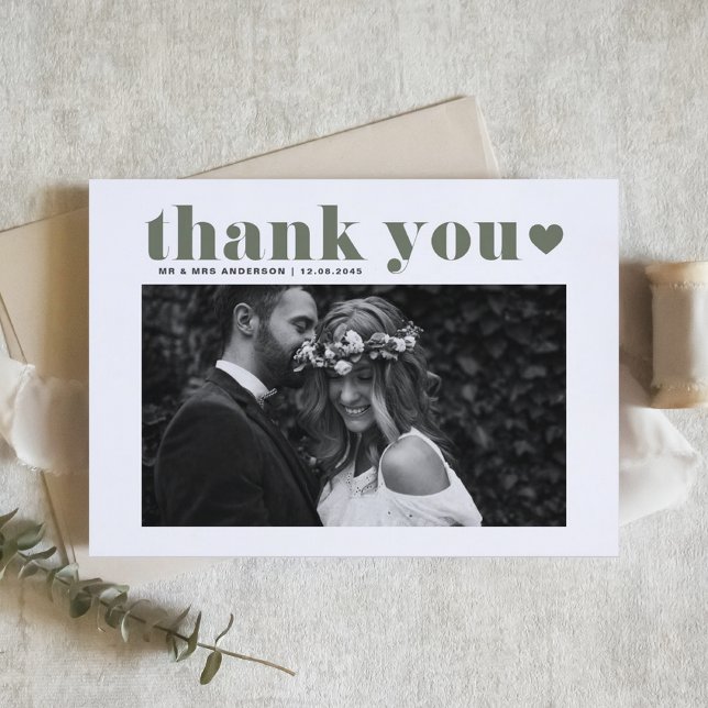 Cartão De Agradecimento Casamento Fotográfico com Taupe Verde Retro Negrit (Taupe Green Retro Bold Typography Photo Wedding Thank You Card)